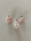 Hangertjes van het zeldzame gekristalliseerde rozenkwarts. Ruwe brokjes met degelijk 925 sterling zilveren oogje.
