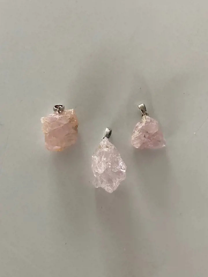 Hangertjes van het zeldzame gekristalliseerde rozenkwarts. Ruwe brokjes met degelijk 925 sterling zilveren oogje.